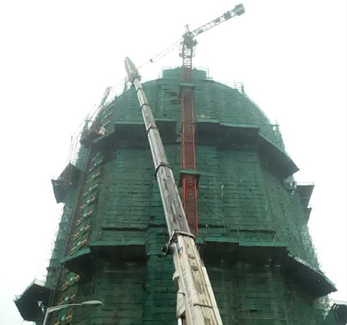 沙依巴克吊车在工地上作业
